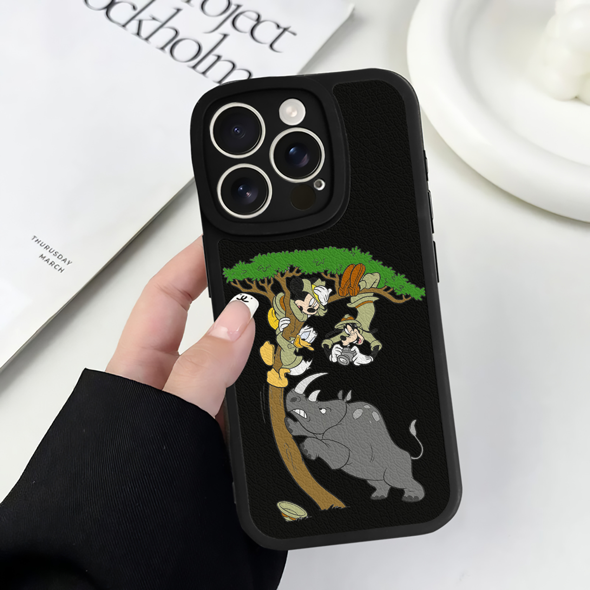 （画像用） ミッキーマウス Mickey Mouse 【iPhone 16シリーズ対応】シリコンスマホケース（レザー調） 材質：シリコン